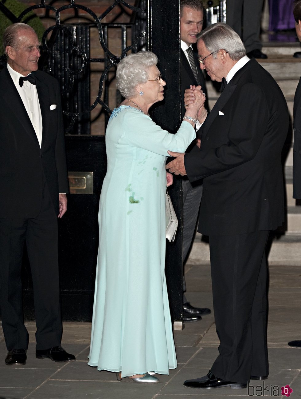 Constantino de Grecia saluda a la Reina Isabel y al Duque de Edimburgo en su 70 cumpleaños