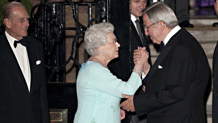 Constantino de Grecia saluda a la Reina Isabel y al Duque de Edimburgo en su 70 cumpleaños