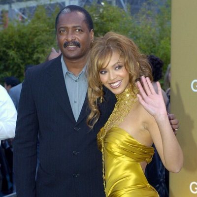 Beyoncé con su padre Mathew Knowles en los Premios Grammy 2004