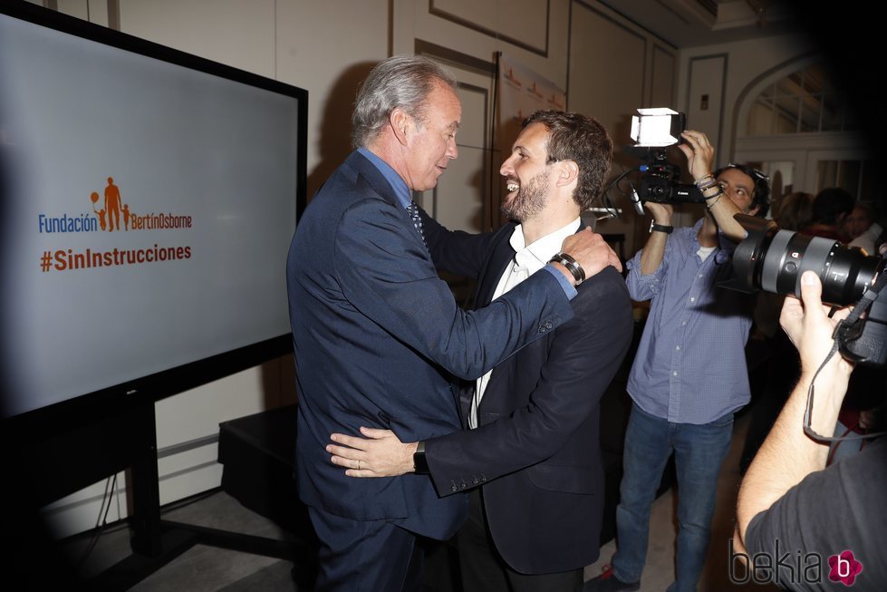 Bertín Osbrone y Pablo Casado saludándose en la presentación de la nueva campaña de la Fundación Bertín Osborne