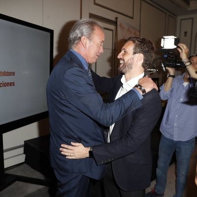 Bertín Osbrone y Pablo Casado saludándose en la presentación de la nueva campaña de la Fundación Bertín Osborne