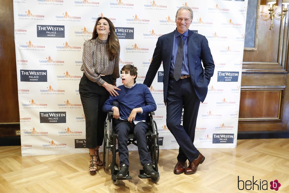 Bertín Osborne y su mujer Fabiola Martínez con su hijo Kike en la presentación de la nueva campaña de la Fundación Bertín Osborne