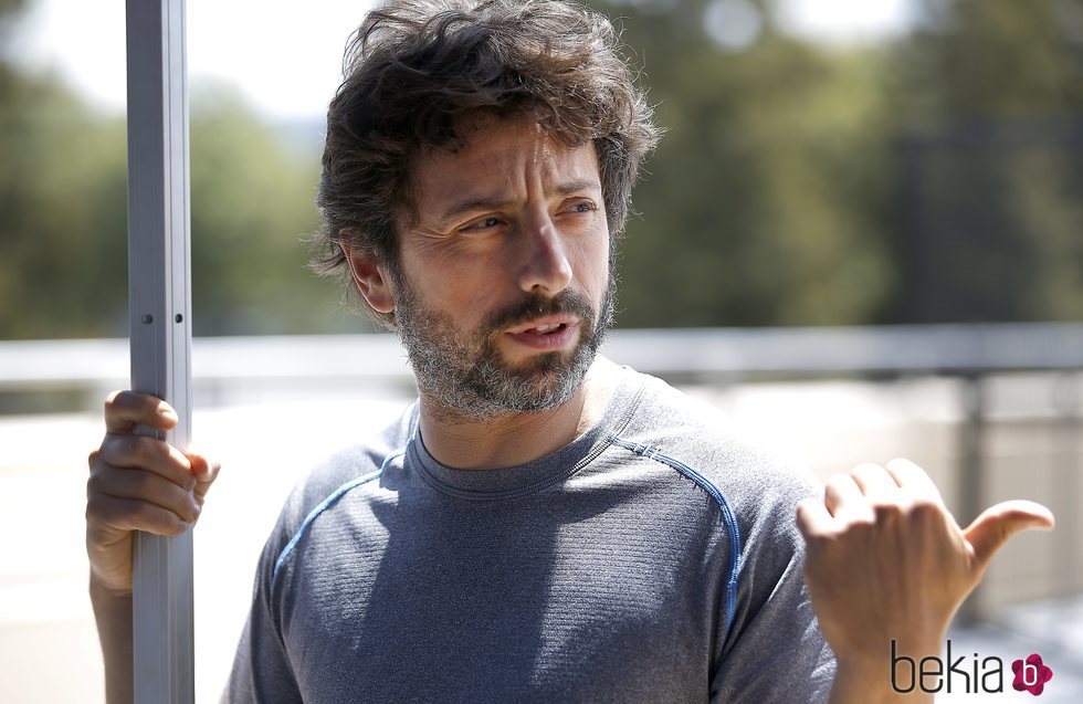 Sergey Brin, cofundador de Google, hablando con los periodistas en el campus de Google