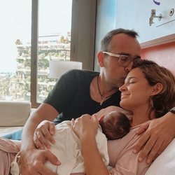 Risto Mejide y Laura Escanes junto a su primera hija, Roma