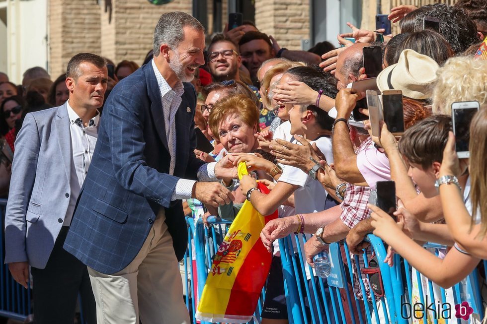 El Rey Felipe VI saludando a la gente en su visita a Orihuela
