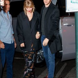 Taylor Swift y Joe Alwyn acudiendo a la aftermovie de 'Saturday Night Live'