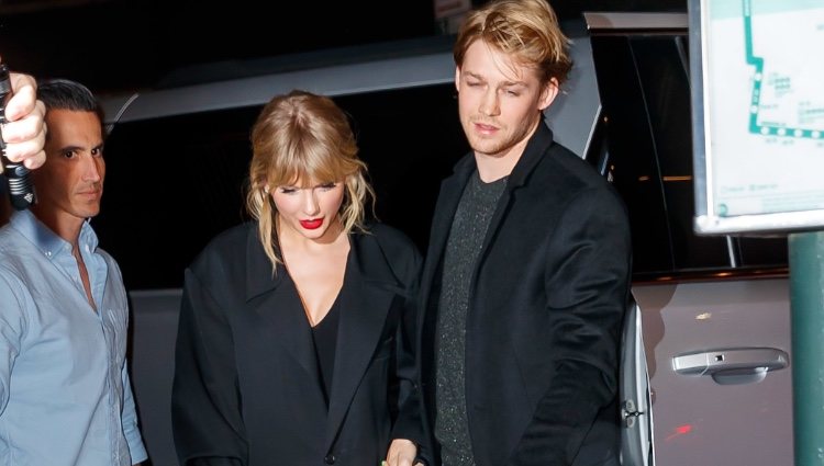 Taylor Swift y Joe Alwyn acudiendo a la aftermovie de 'Saturday Night Live'