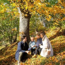 Carlos Felipe de Suecia y Sofia Hellqvist con sus hijos Alejandro y Gabriel en un paisaje otoñal
