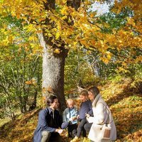 Carlos Felipe de Suecia y Sofia Hellqvist con sus hijos Alejandro y Gabriel en un paisaje otoñal