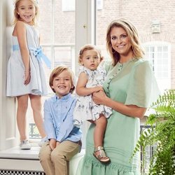 Magdalena de Suecia con sus hijos Leonor, Nicolás y Adrienne de Suecia