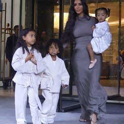 Kim Kardashian con sus hijos North, Saint y Chicago West en Armenia