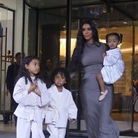 Kim Kardashian con sus hijos North, Saint y Chicago West en Armenia