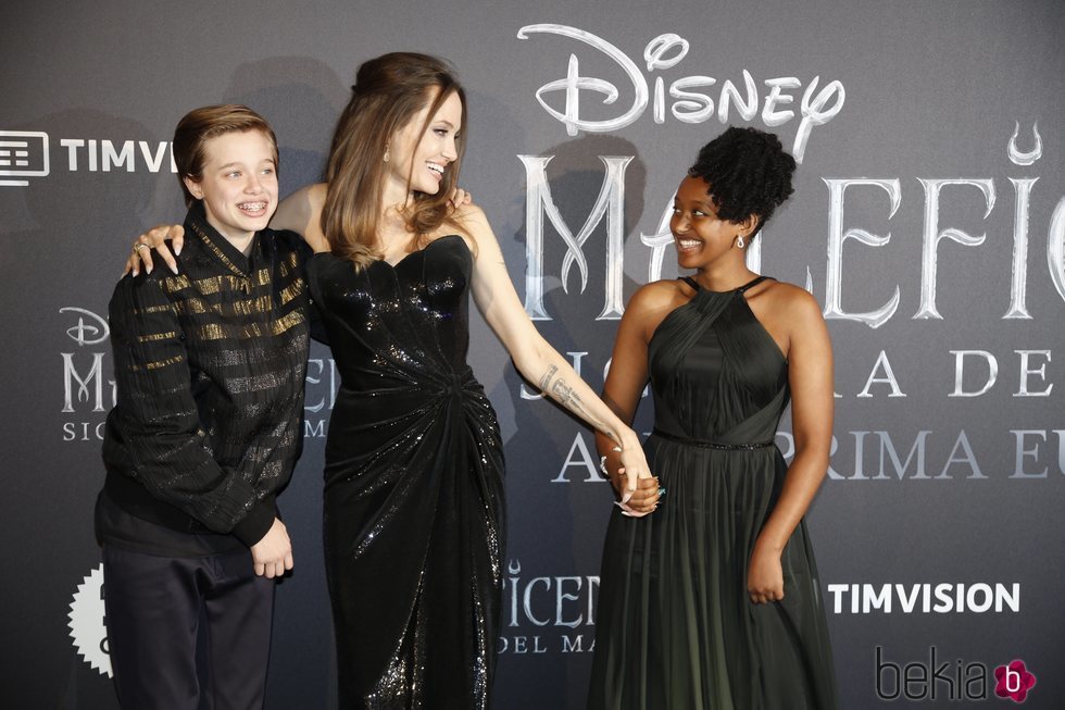 Angelia Jolie con sus hijos Maddox Chiva y Shiloh en la premiere de 'Maléfica: Señora del mal' en Roma
