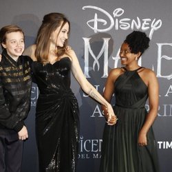 Angelia Jolie con sus hijos Maddox Chiva y Shiloh en la premiere de 'Maléfica: Señora del mal' en Roma
