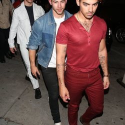 Los Jonas Brothers saliendo a cenar juntos
