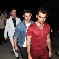 Los Jonas Brothers saliendo a cenar juntos