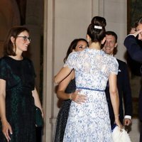 Federico y Mary de Dinamarca saludan a Joaquín y Marie de Dinamarca en una cena en París