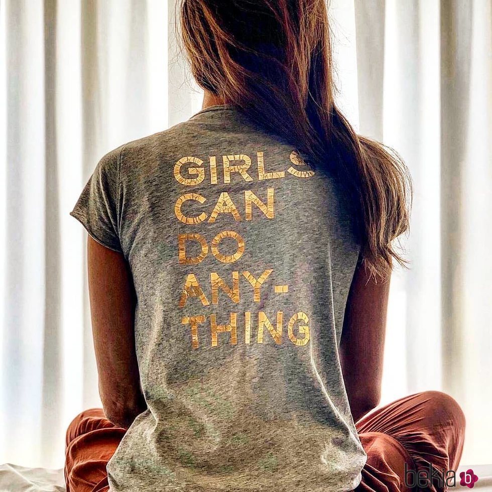Sara Carbonero con una camiseta con un mensaje motivacional