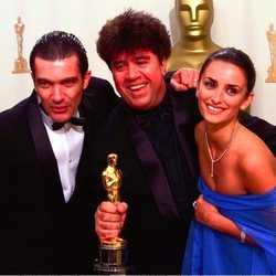 Antonio Banderas, Pedro Almodóvar y Penélope Cruz en los Oscar 2000