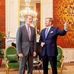 El Rey Felipe conversando con el Rey Alejandro de Holanda en La Haya