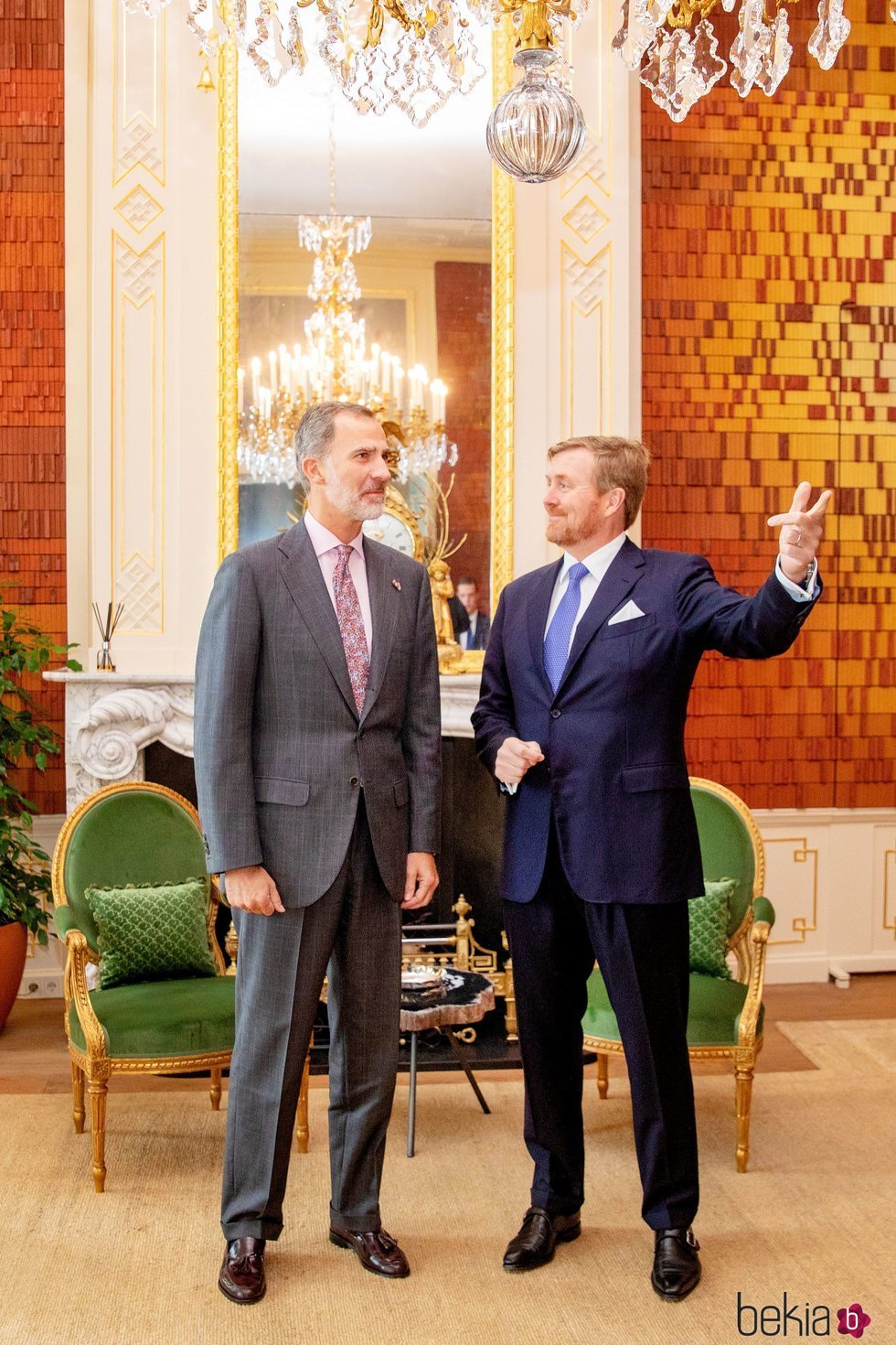 El Rey Felipe conversando con el Rey Alejandro de Holanda en La Haya