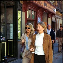 Nora de Liechtenstein e Isabel Sartorius paseando por Madrid