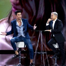 Kiko Jiménez dando explicaciones a Jorge Javier Vázquez en la sexta gala de 'GH VIP 7'