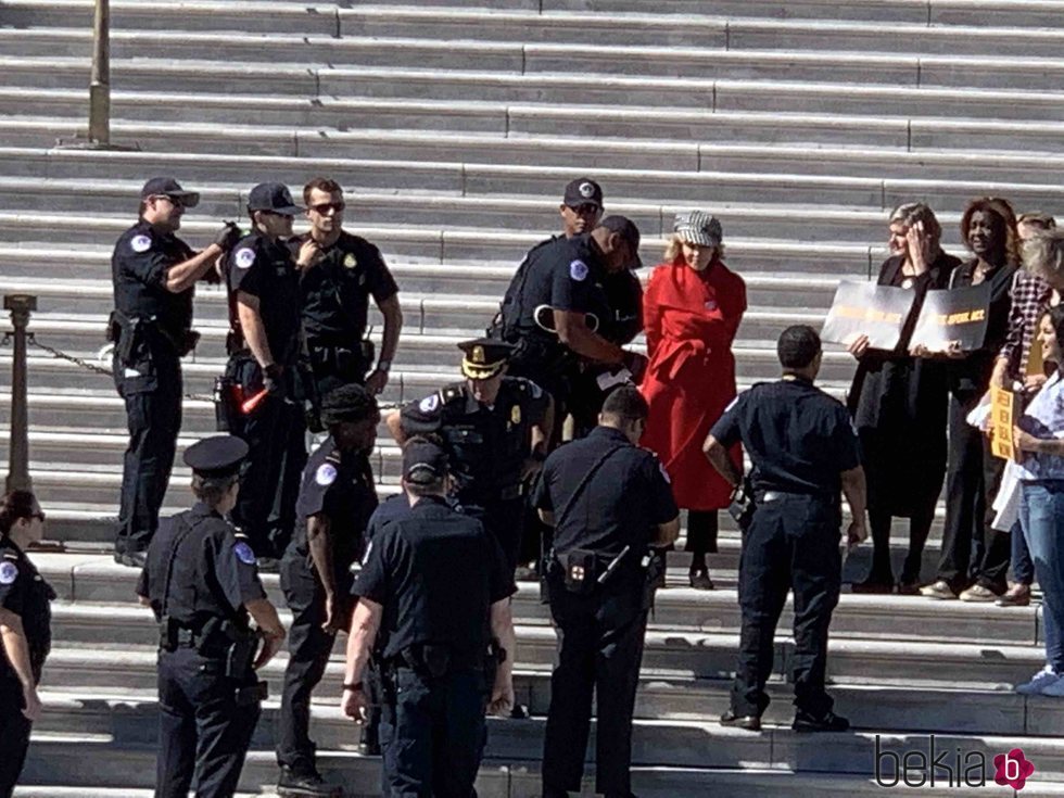 Jane Fonda siendo detenida por manifestarse contra el cambio climático