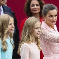 La Reina Letizia da indicaciones a la Princesa Leonor y la Infanta Sofía en el Día de la Hispanidad 2019