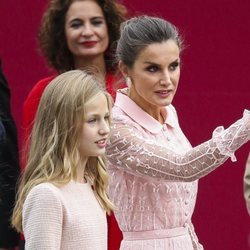 La Reina Letizia da indicaciones a la Princesa Leonor y la Infanta Sofía en el Día de la Hispanidad 2019