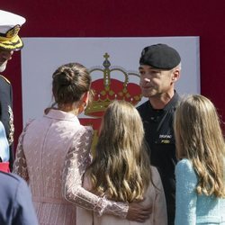 Los Reyes Felipe y Letizia, la Princesa Leonor y la Infanta Sofía saludan al paracaidista accidentado en el Día de la Hispanidad 2019