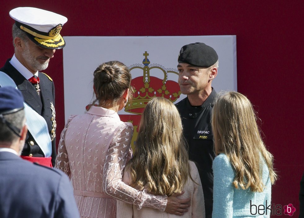 Los Reyes Felipe y Letizia, la Princesa Leonor y la Infanta Sofía saludan al paracaidista accidentado en el Día de la Hispanidad 2019