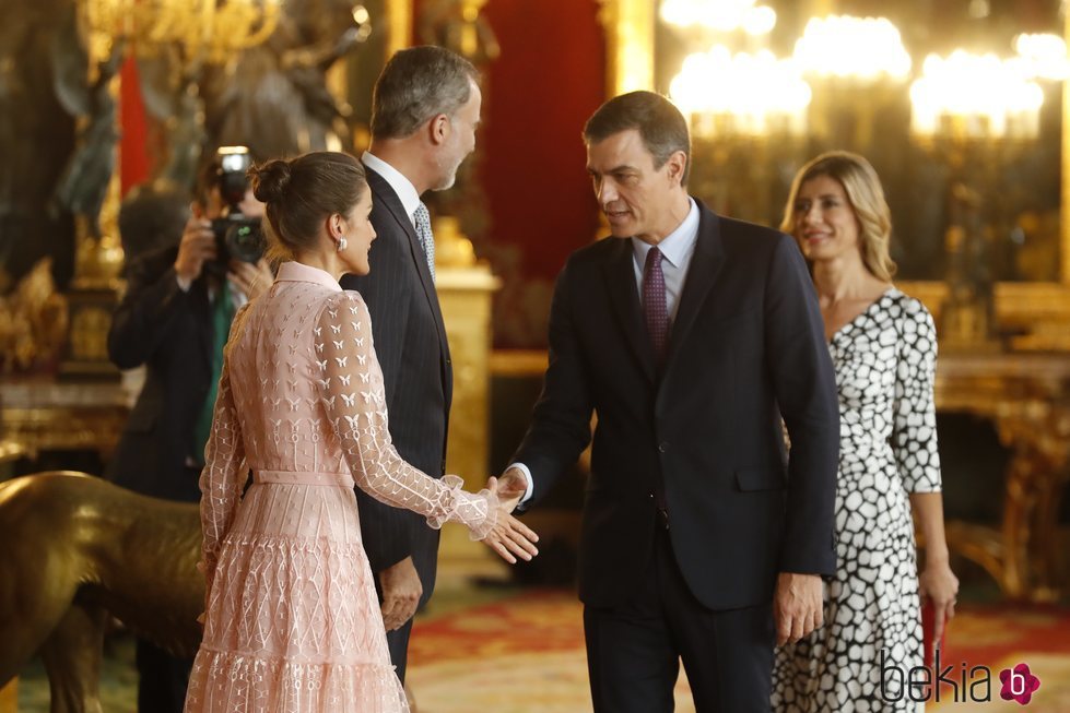 Los Reyes Felipe y Letizia saludan a Pedro Sánchez y Begoña Gómez en la recepción del Día de la Hispanidad 2019