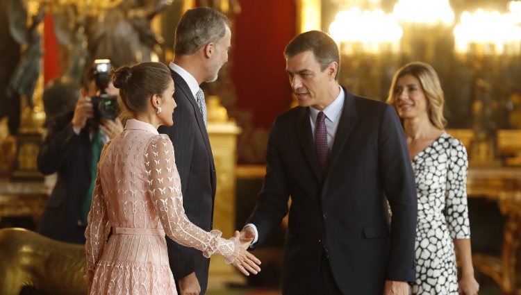 Los Reyes Felipe y Letizia saludan a Pedro Sánchez y Begoña Gómez en la recepción del Día de la Hispanidad 2019