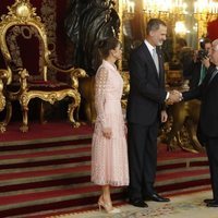 Los Reyes Felipe y Letizia saludan al Duque de Alba en la recepción del Día de la Hispanidad 2019