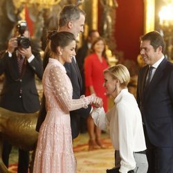 María Zurita hace la reverencia a la Reina Letizia en la recepción del Día de la Hispanidad 2019
