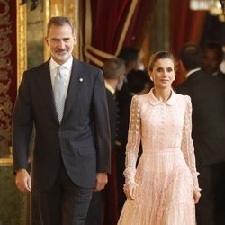 Los Reyes Felipe y Letizia en la recepción del Día de la Hispanidad 2019