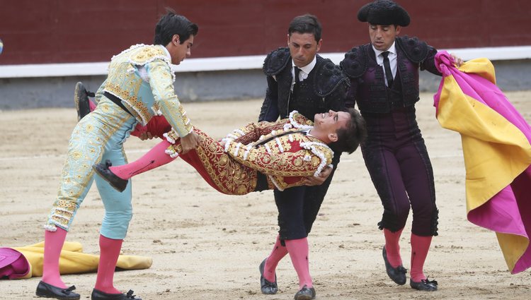 Cogida de Gonzalo Caballero en la corrida de toros del 12 de octubre en Las Ventas