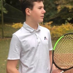 Christian de Dinamarca con una raqueta de tenis