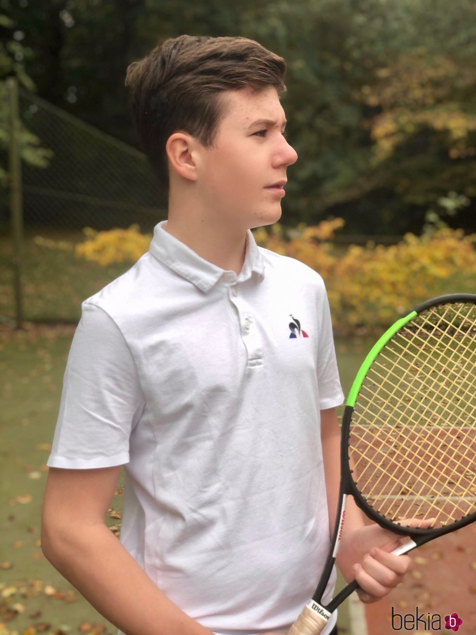 Christian de Dinamarca con una raqueta de tenis
