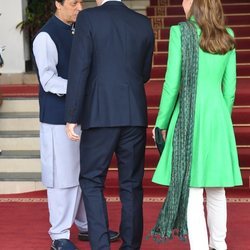 Los Duques de Cambridge, de espaldas, conociendo al Primer Ministro Pakistaní