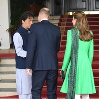 Los Duques de Cambridge, de espaldas, conociendo al Primer Ministro Pakistaní