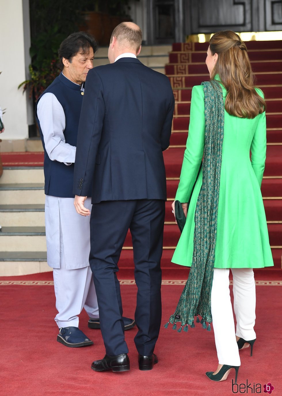 Los Duques de Cambridge, de espaldas, conociendo al Primer Ministro Pakistaní