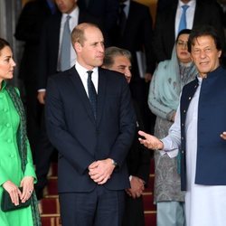 Los Duques de Cambridge junto al Primer Ministro Pakistaní, Imran Khan