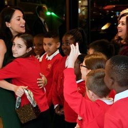 Una niña abraza a Megan Markle en los Well Child Awards 2019