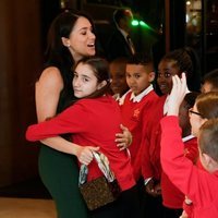 Una niña abraza a Megan Markle en los Well Child Awards 2019