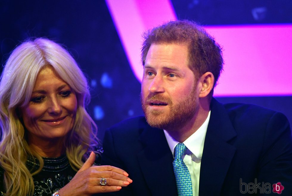 El Príncipe Harry se emociona al hablar de su hijo Archie en los Well Child Awards
