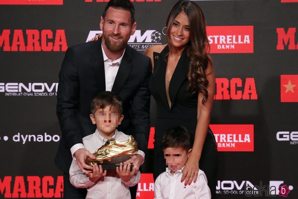 Leo Mesis y Antonella Roccuzzo con sus hijos Thiago y Mateo en la entrega de la Bota de Oro 2019