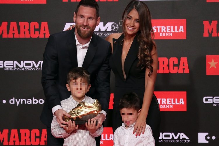 Leo Mesis y Antonella Roccuzzo con sus hijos Thiago y Mateo en la entrega de la Bota de Oro 2019