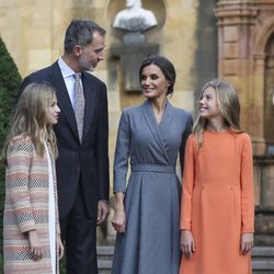 El Rey Felipe, la Reina Letizia, la Princesa Leonor y la Infanta Sofía en la puerta de la Catedral de Oviedo con motivo de los Premios Princesa de Asturias